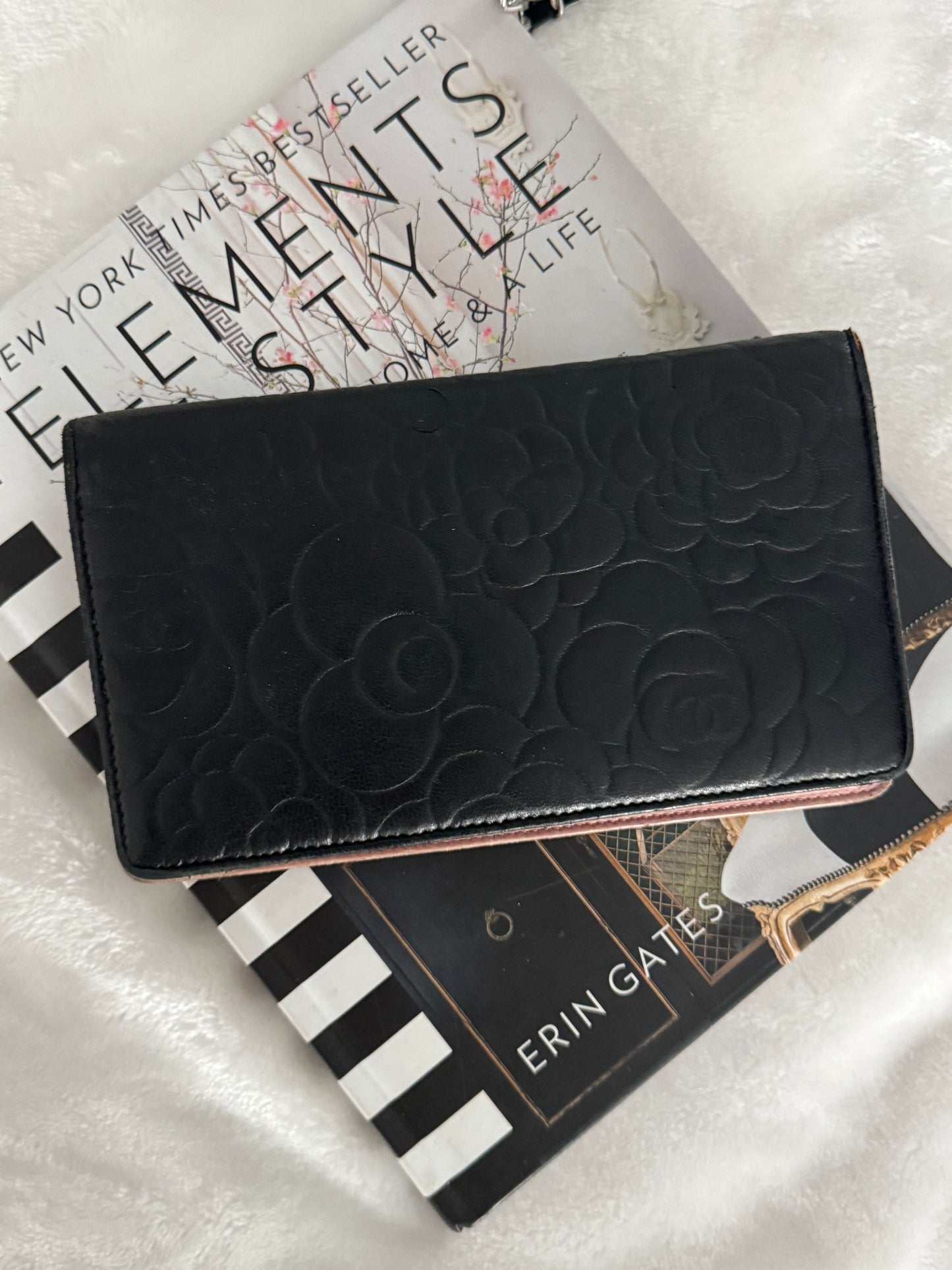 Pre-Owned CHANEL Camellia Bi-Fold wallet on chain crossbody bag - Black
