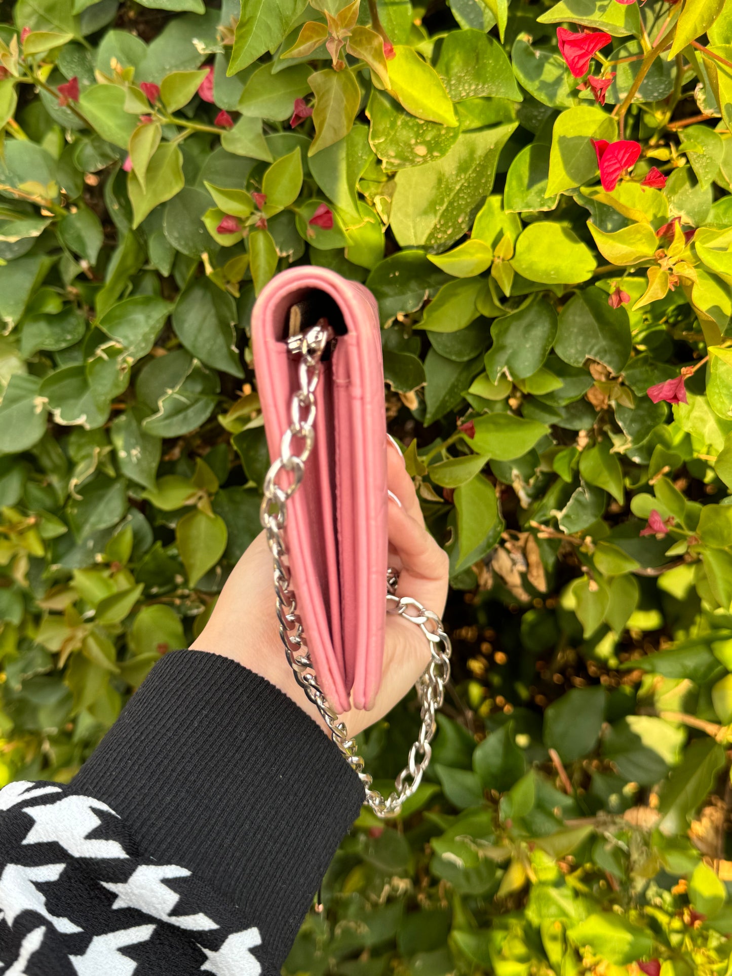 Pre-Owned CHANEL Camellia Bi-Fold wallet on chain crossbody bag - Pink