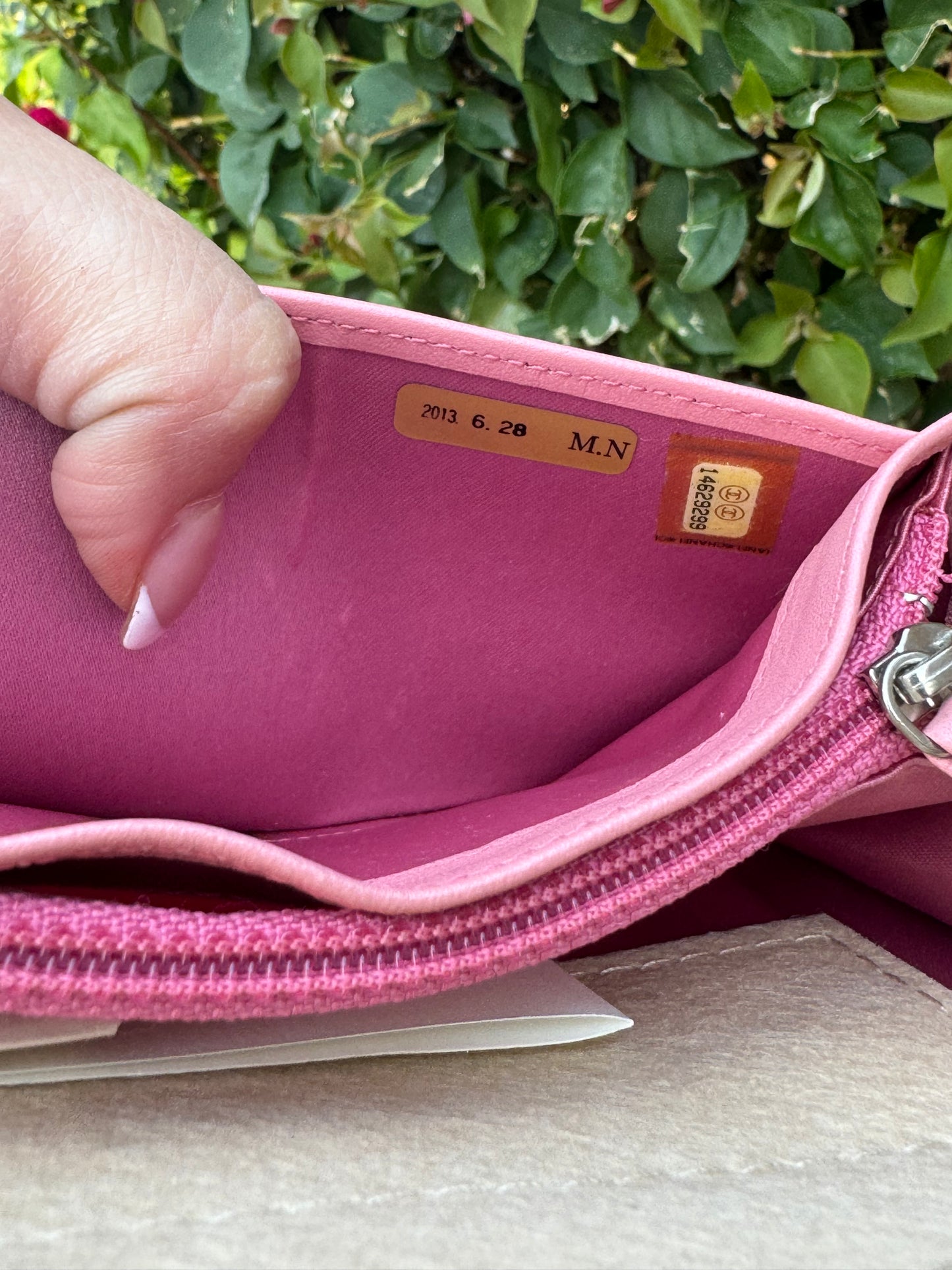 Pre-Owned CHANEL Camellia Bi-Fold wallet on chain crossbody bag - Pink