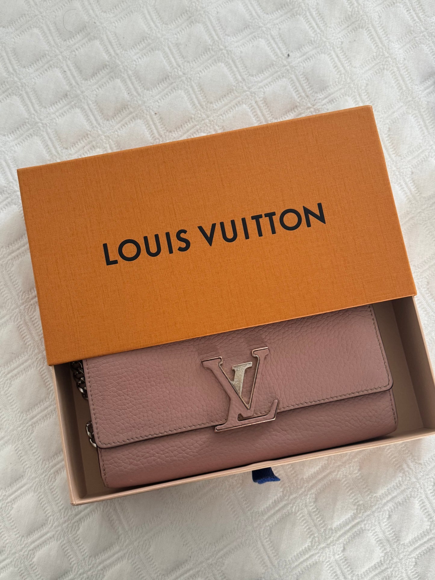 Pre-Owned Louis Vuitton Capucines Leather Wallet Crossbody Bag