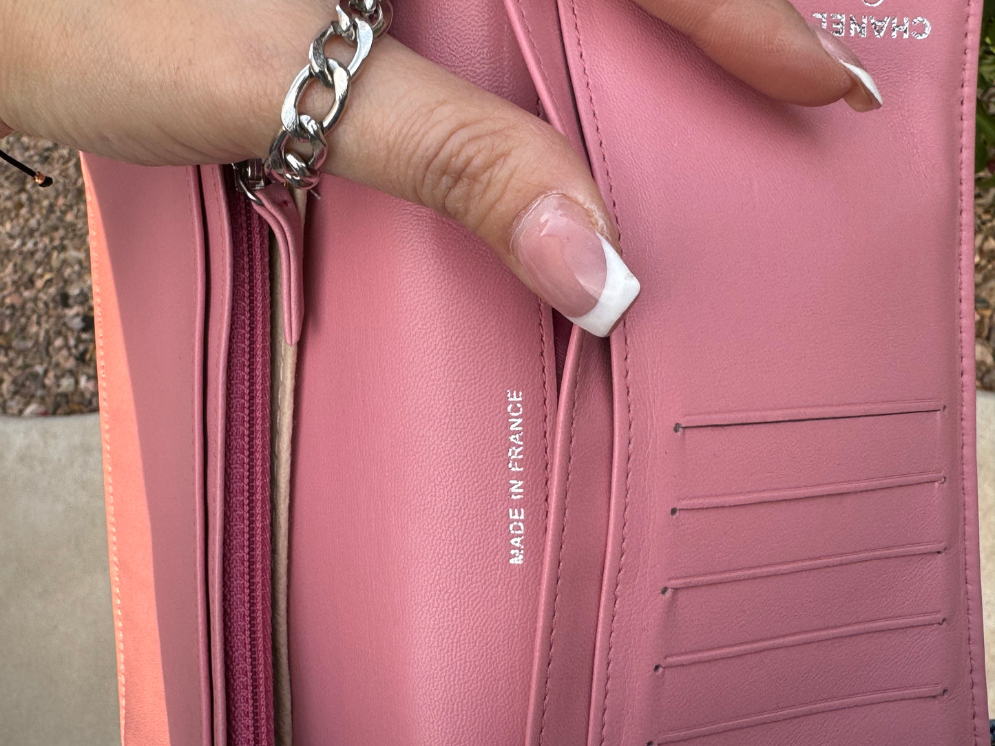 Pre-Owned CHANEL Camellia Bi-Fold wallet on chain crossbody bag - Pink
