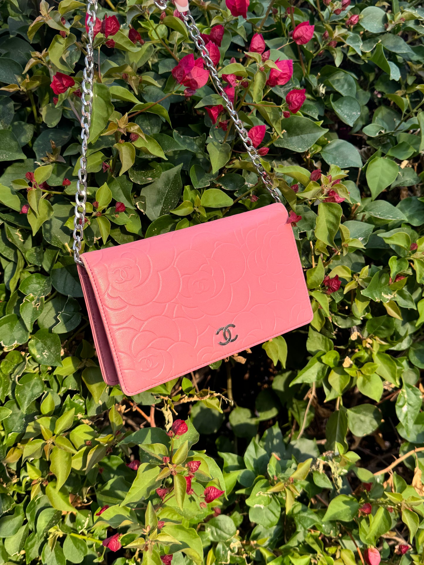 Pre-Owned CHANEL Camellia Bi-Fold wallet on chain crossbody bag - Pink