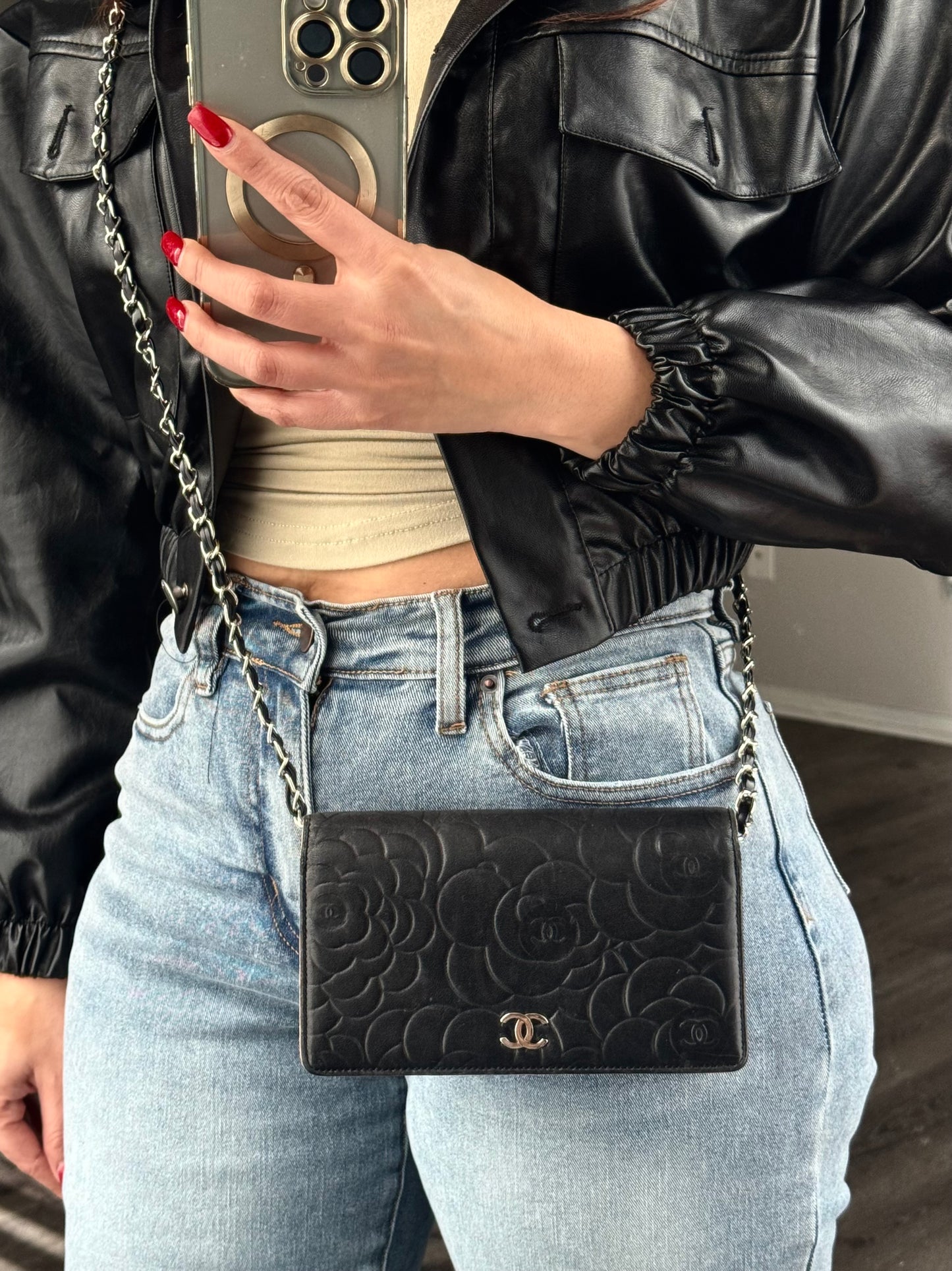 Pre-Owned CHANEL Camellia Bi-Fold wallet on chain crossbody bag - Black