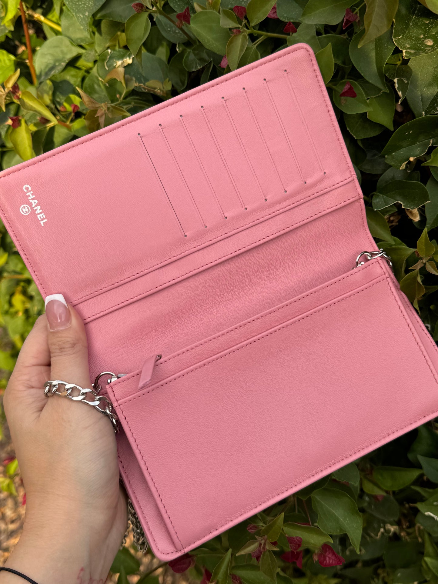 Pre-Owned CHANEL Camellia Bi-Fold wallet on chain crossbody bag - Pink