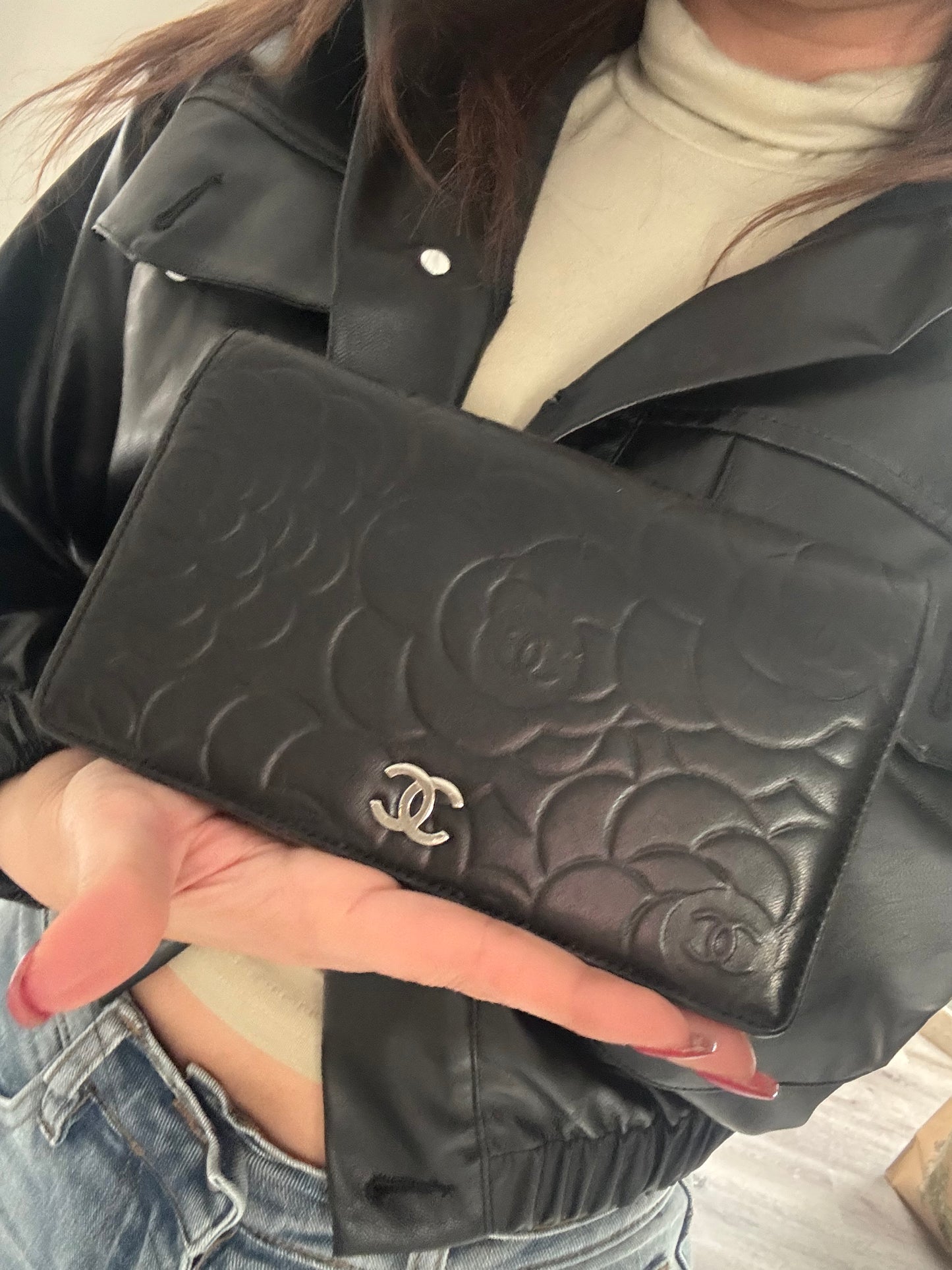 Pre-Owned CHANEL Camellia Bi-Fold wallet on chain crossbody bag - Black