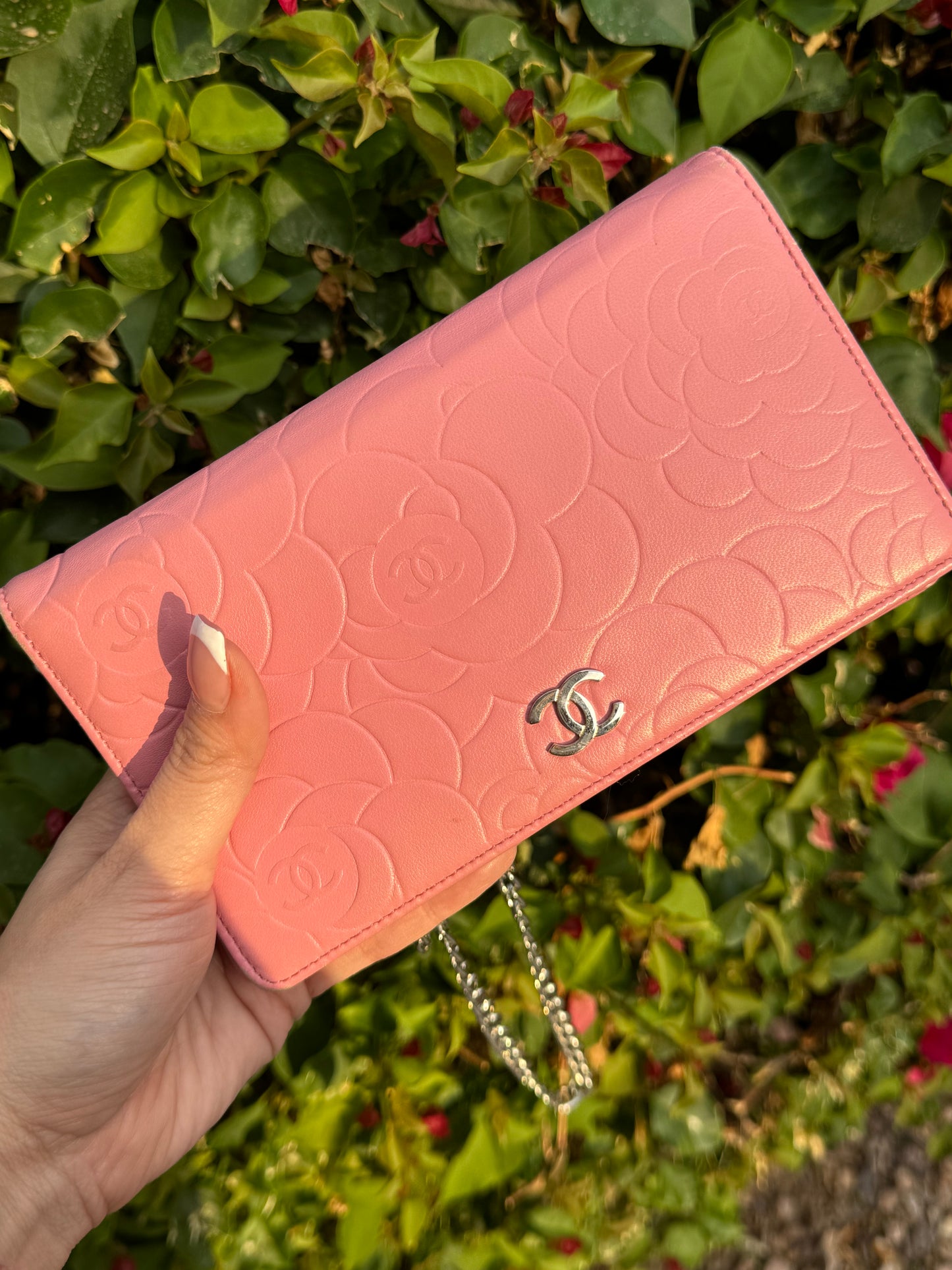 Pre-Owned CHANEL Camellia Bi-Fold wallet on chain crossbody bag - Pink