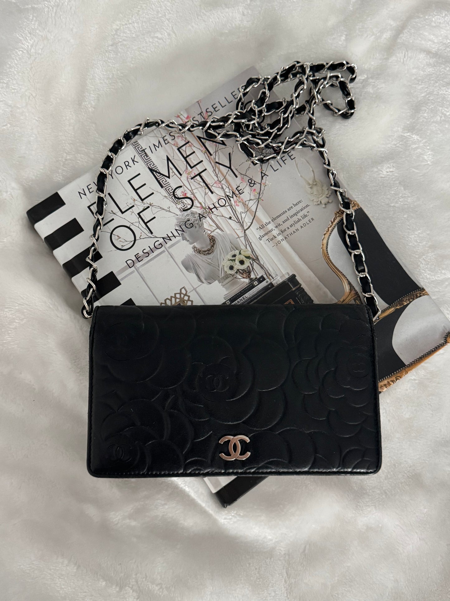 Pre-Owned CHANEL Camellia Bi-Fold wallet on chain crossbody bag - Black