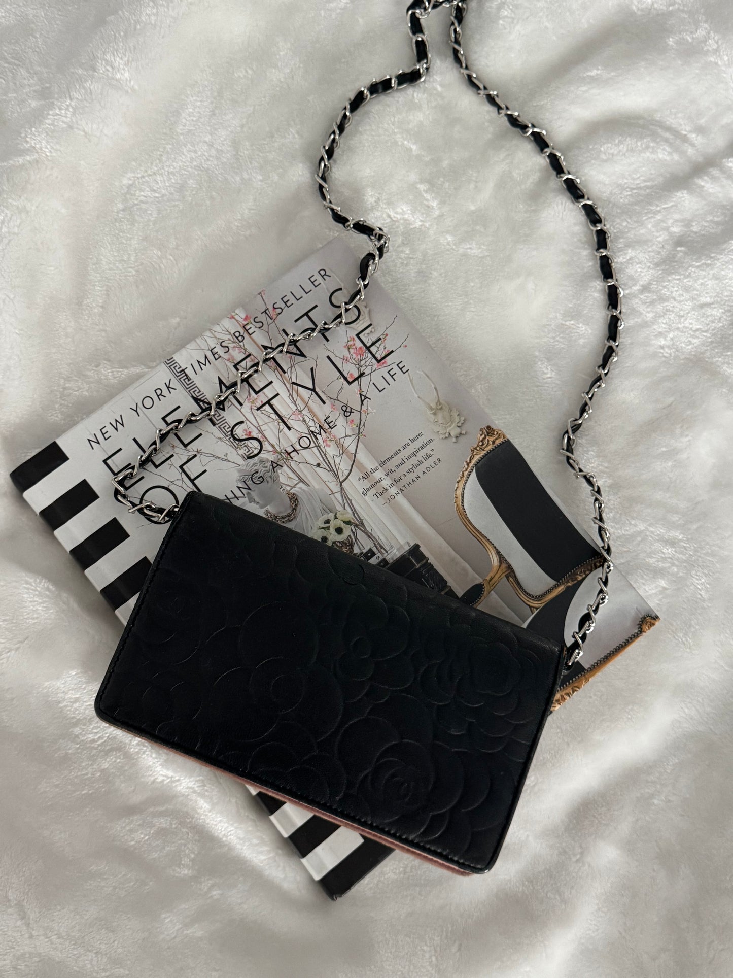 Pre-Owned CHANEL Camellia Bi-Fold wallet on chain crossbody bag - Black