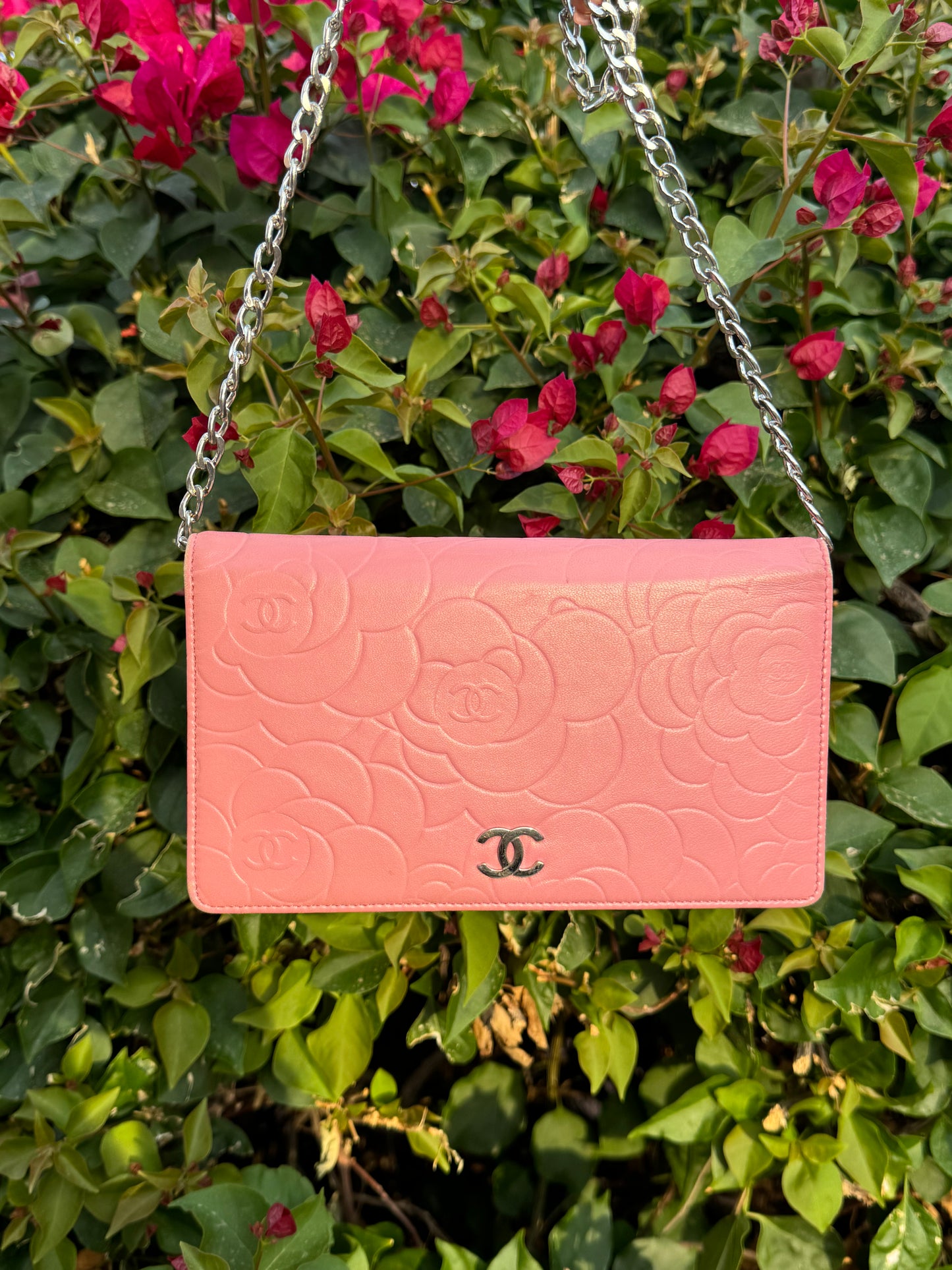 Pre-Owned CHANEL Camellia Bi-Fold wallet on chain crossbody bag - Pink