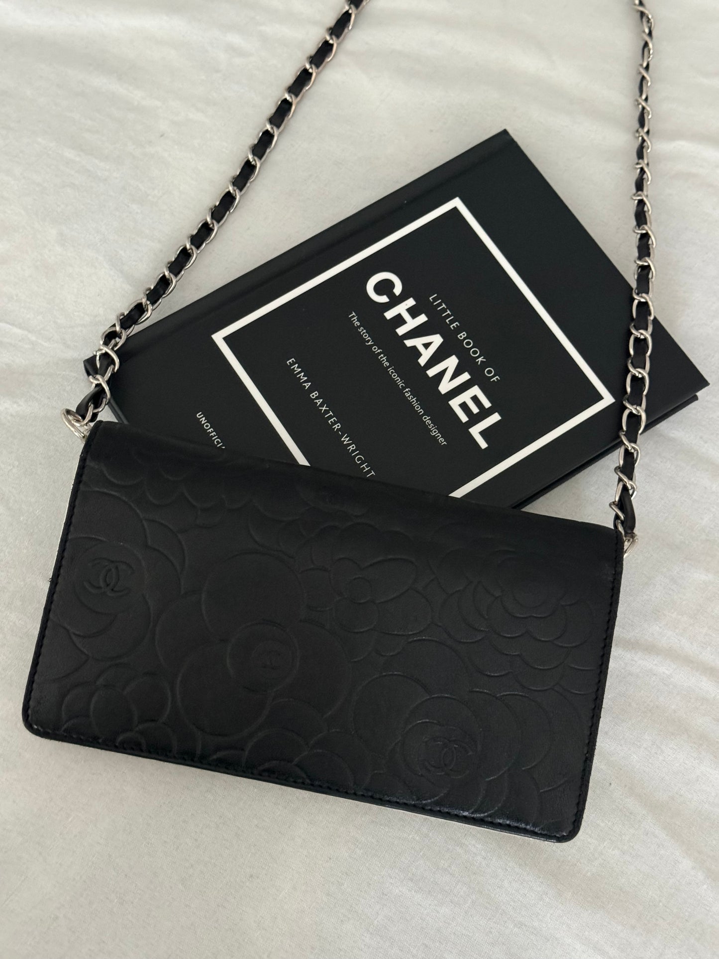 Pre-Owned CHANEL Camellia Bi-Fold wallet on chain crossbody bag - Black