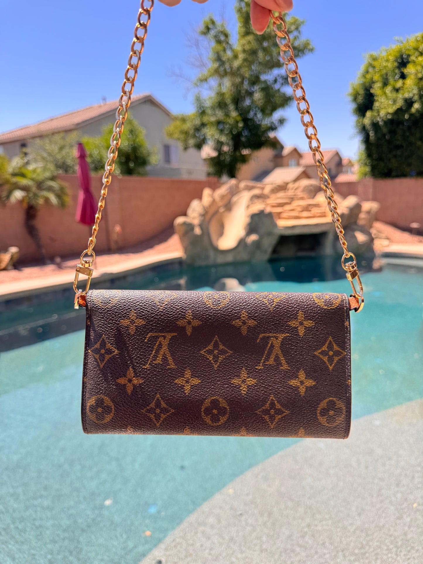 Pre-Owned  Louis Vuitton Monogram Wallet
Crossbody Bag