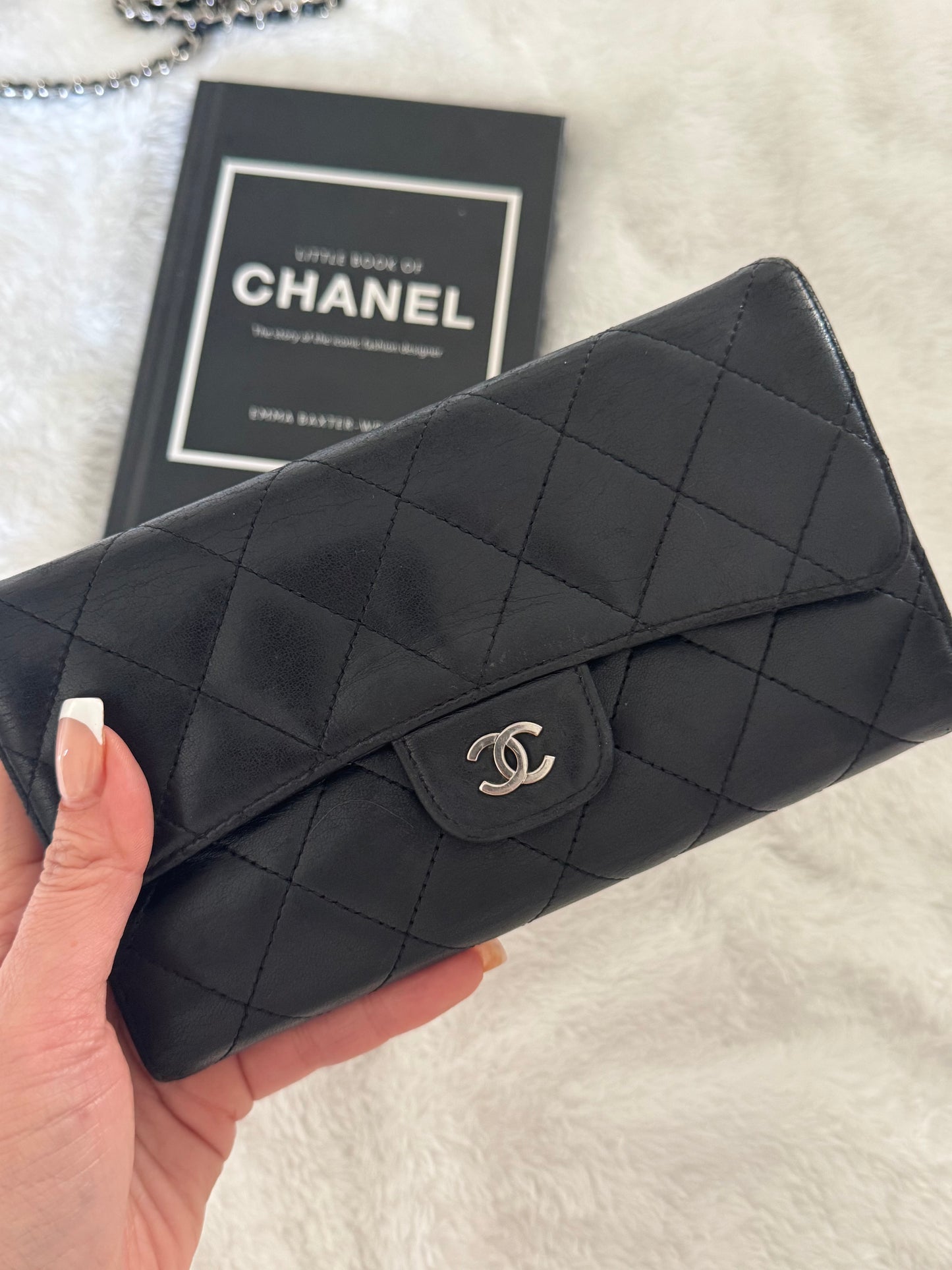Pre-Owned  CHANEL Matelasse wallet on chain crossbody bag