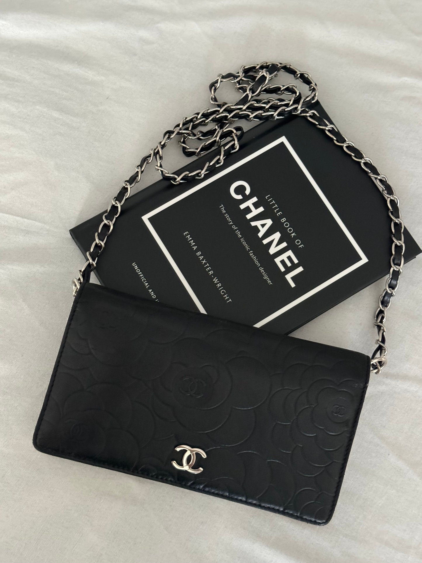 Pre-Owned CHANEL Camellia Bi-Fold wallet on chain crossbody bag - Black