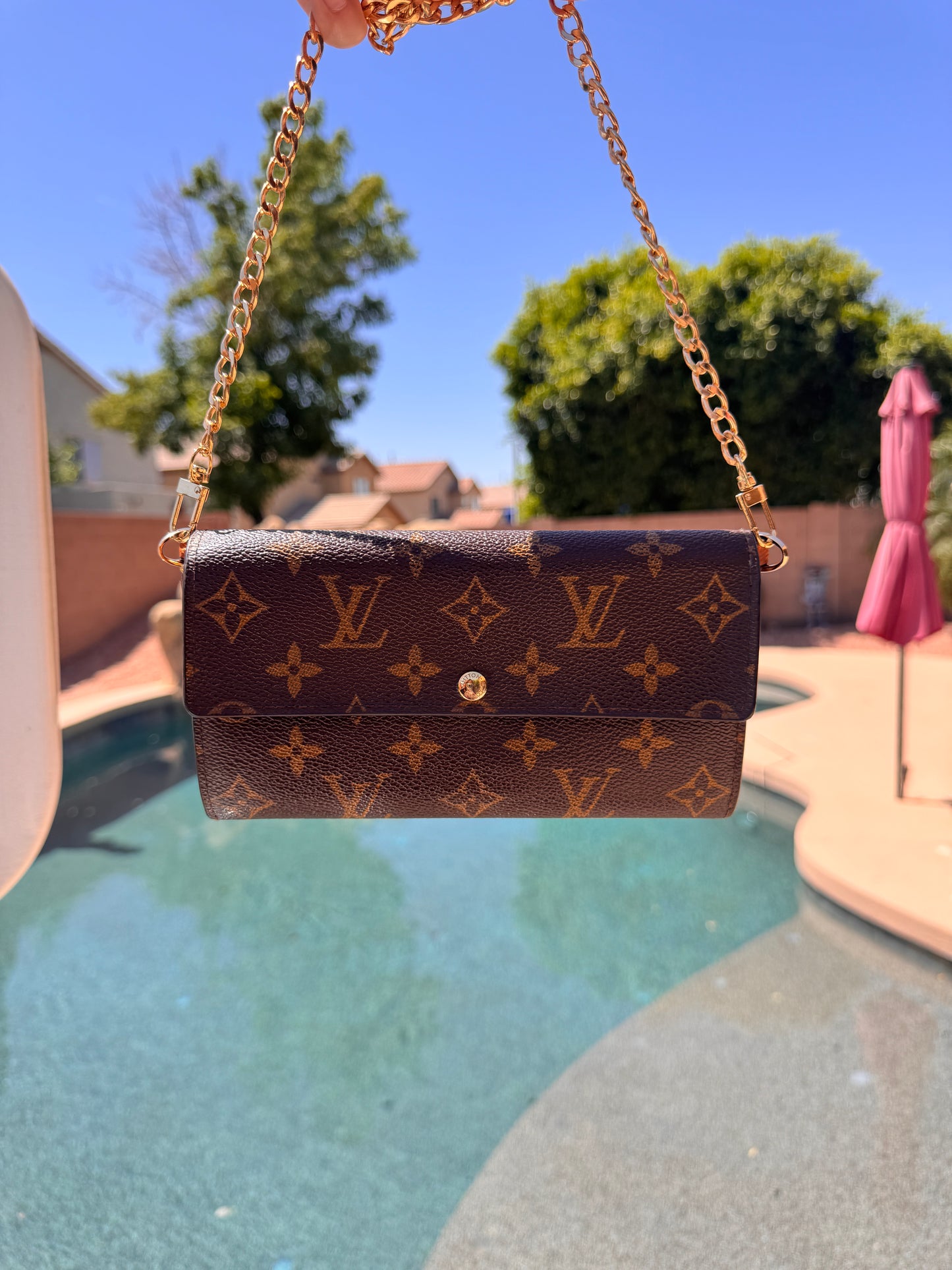 Pre-Owned  Louis Vuitton Monogram Wallet
Crossbody Bag