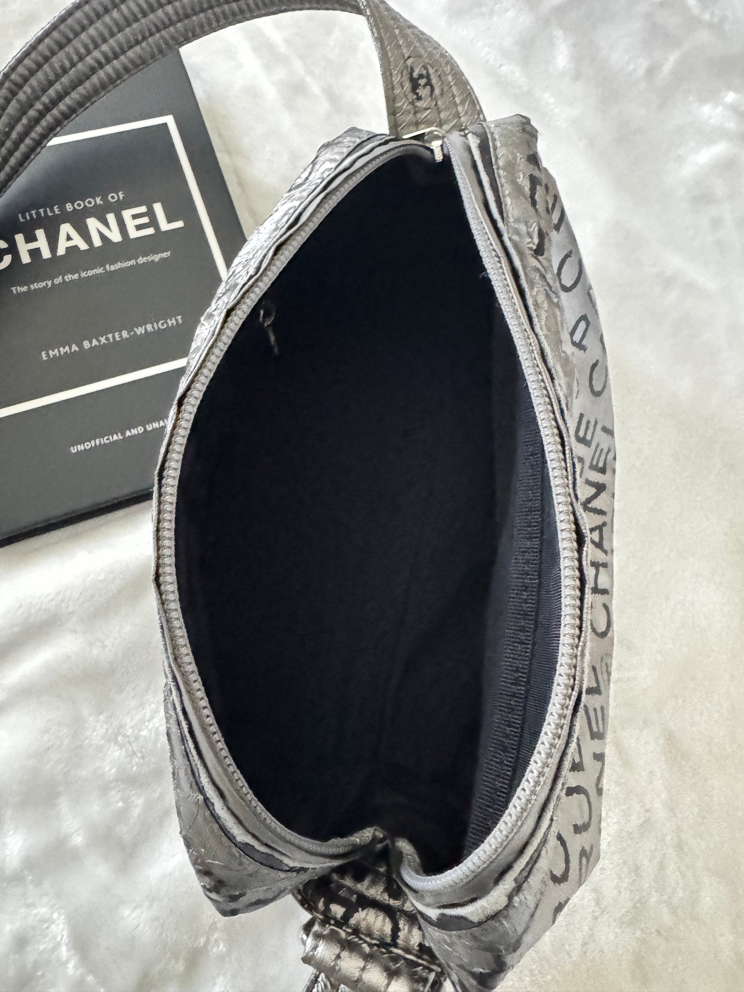 Pre-Owned Chanel Unlimited Messenger Bag