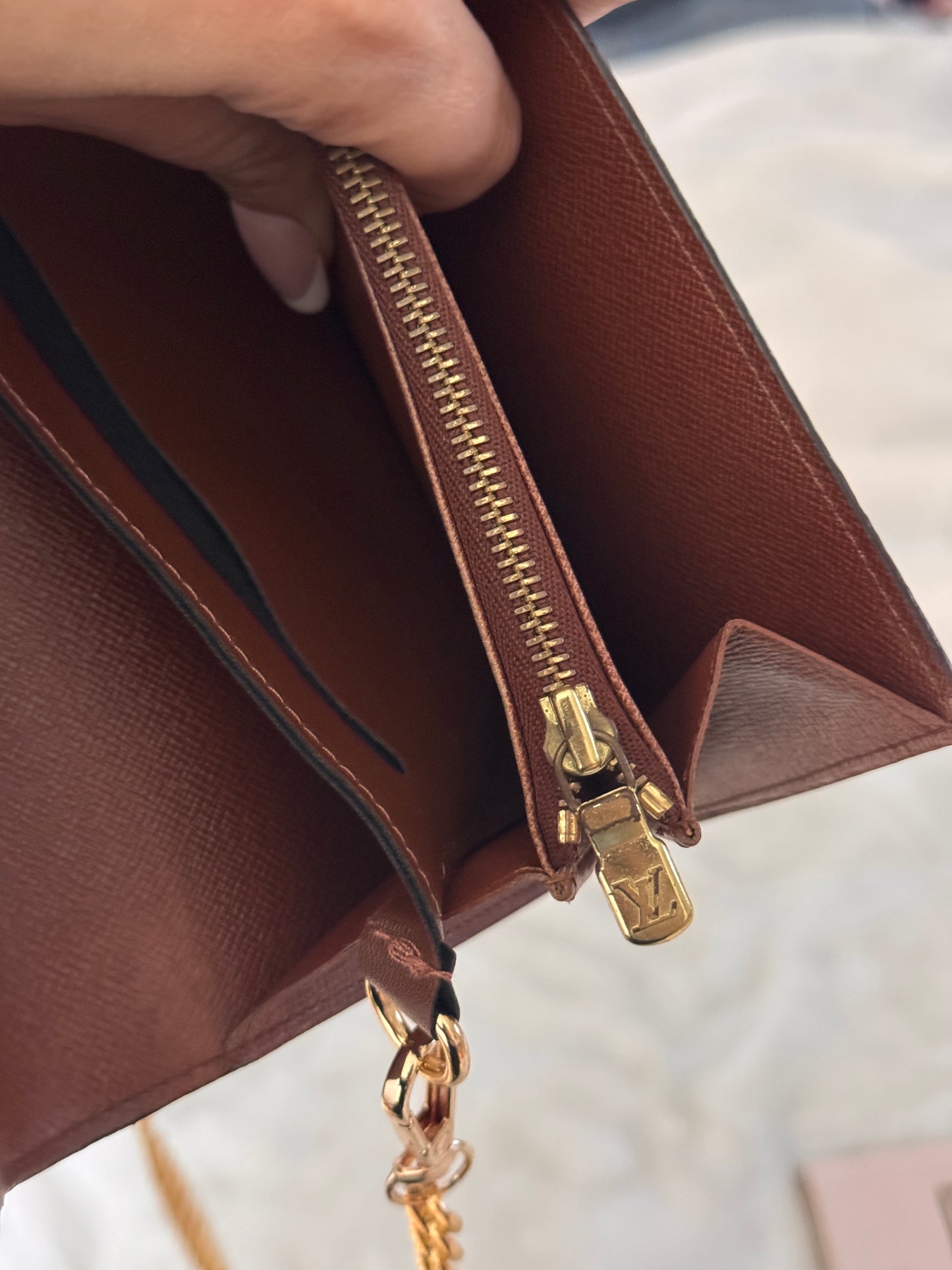 Pre-Owned Louis Vuitton Monogram Wallet
Crossbody Bag