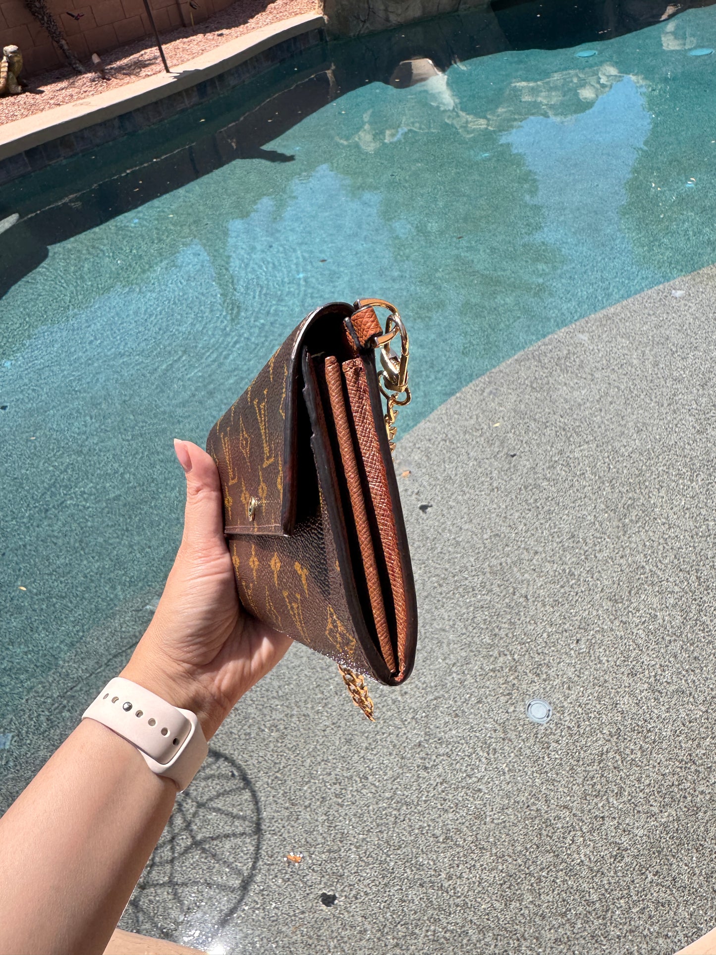 Pre-Owned  Louis Vuitton Monogram Wallet
Crossbody Bag