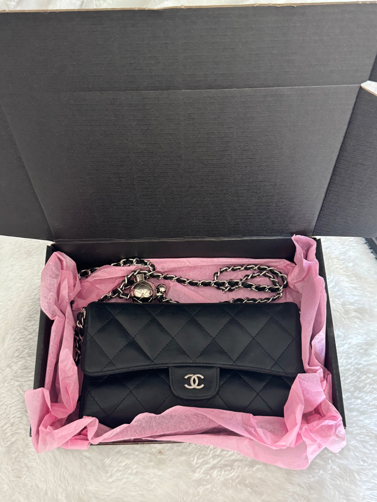 Pre-Owned  CHANEL Matelasse wallet on chain crossbody bag