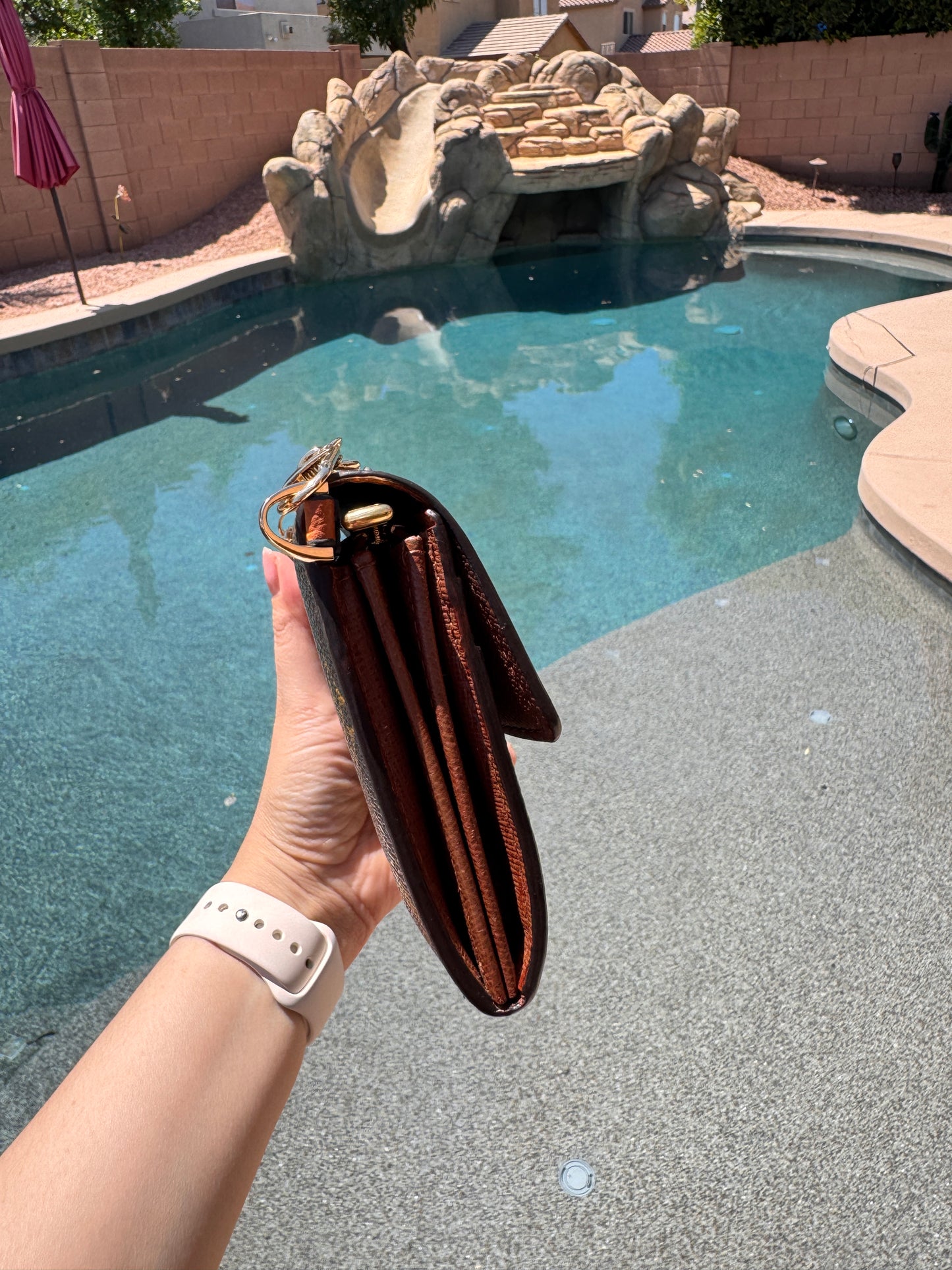 Pre-Owned  Louis Vuitton Monogram Wallet
Crossbody Bag